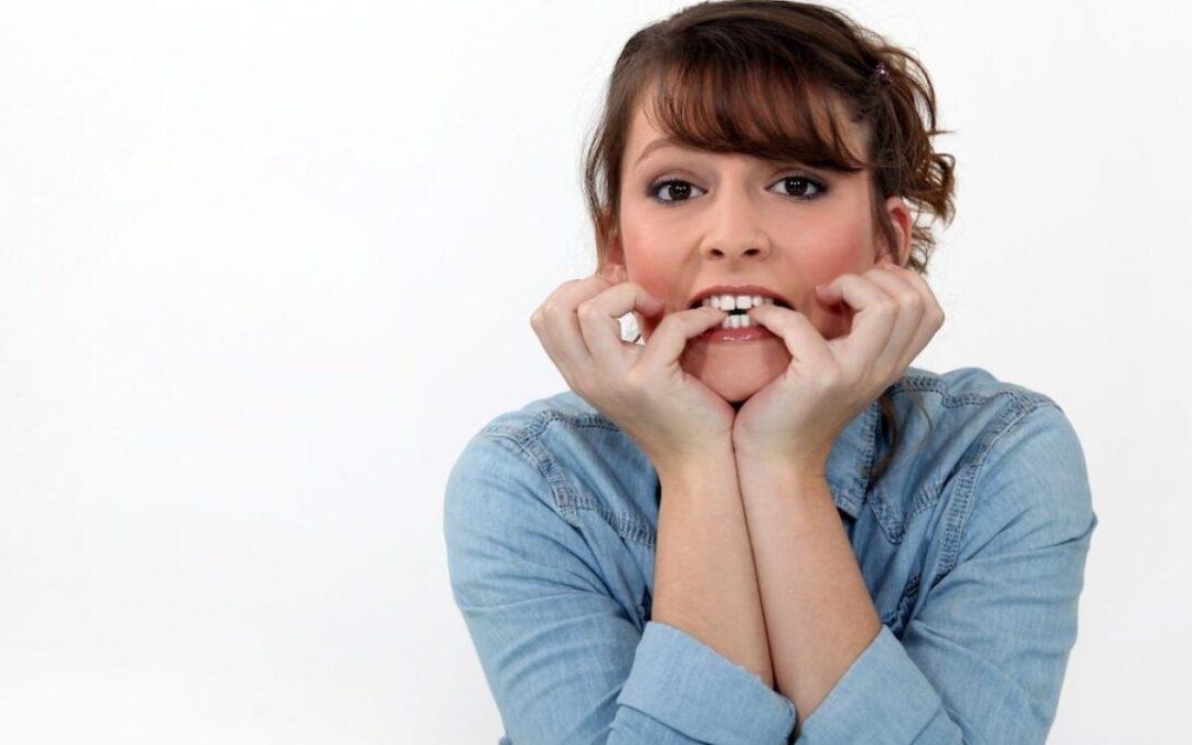 ¿Morderme las uñas perjudica mi salud dental?